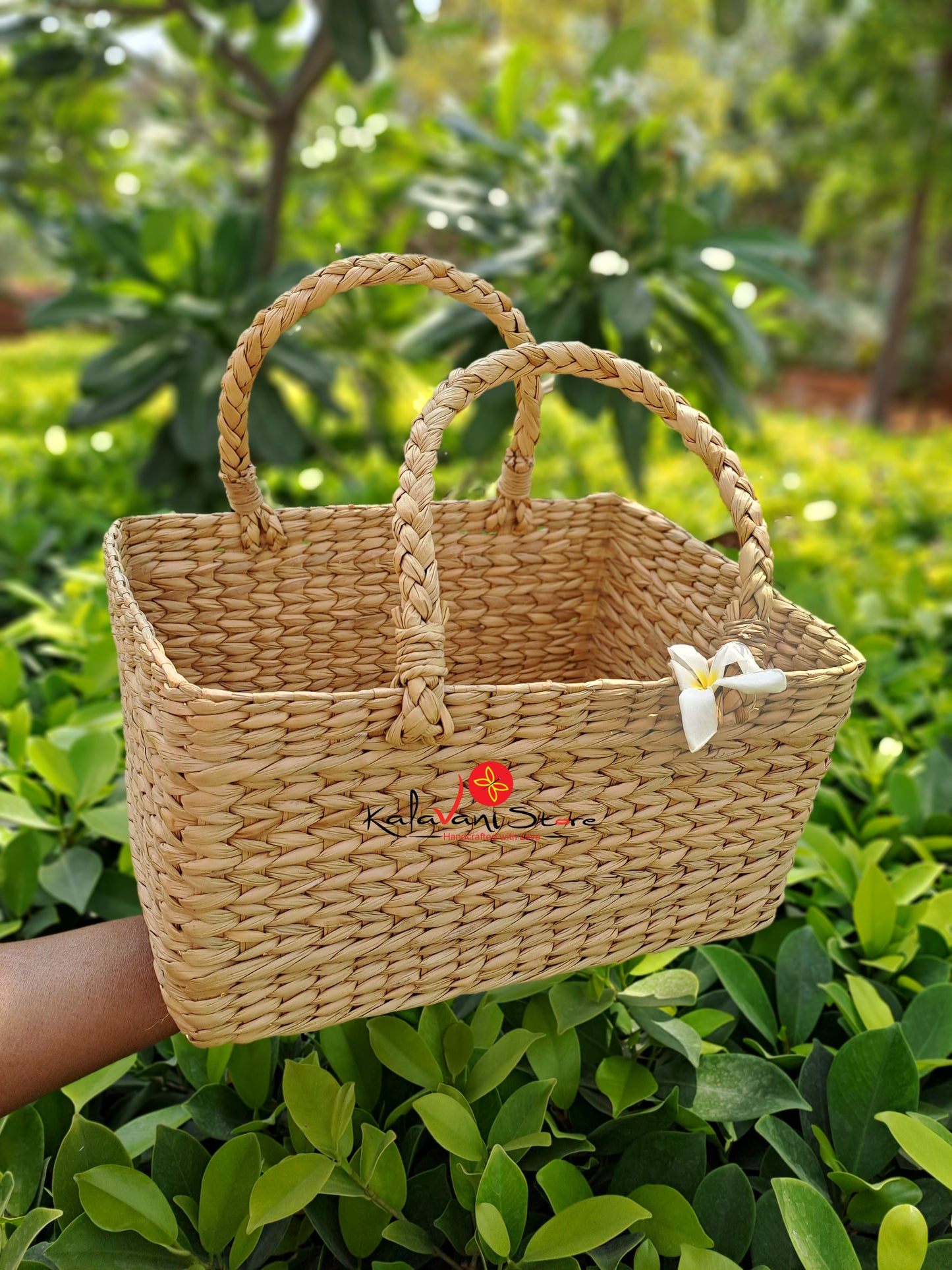 KAUNA GRASS BASKET WITH HANDLE