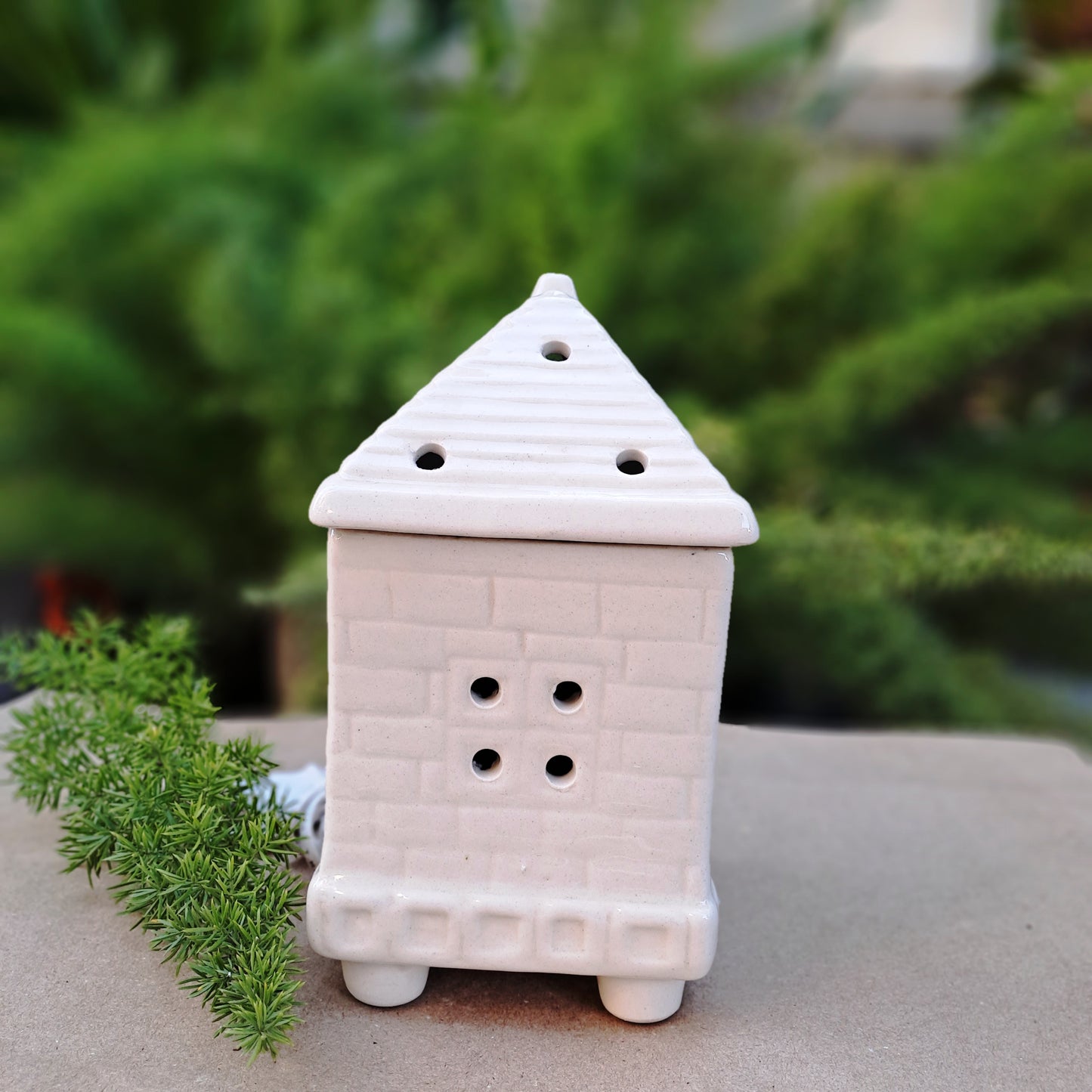 CERAMIC HUT SHAPED ELECTRIC DIFFUSER