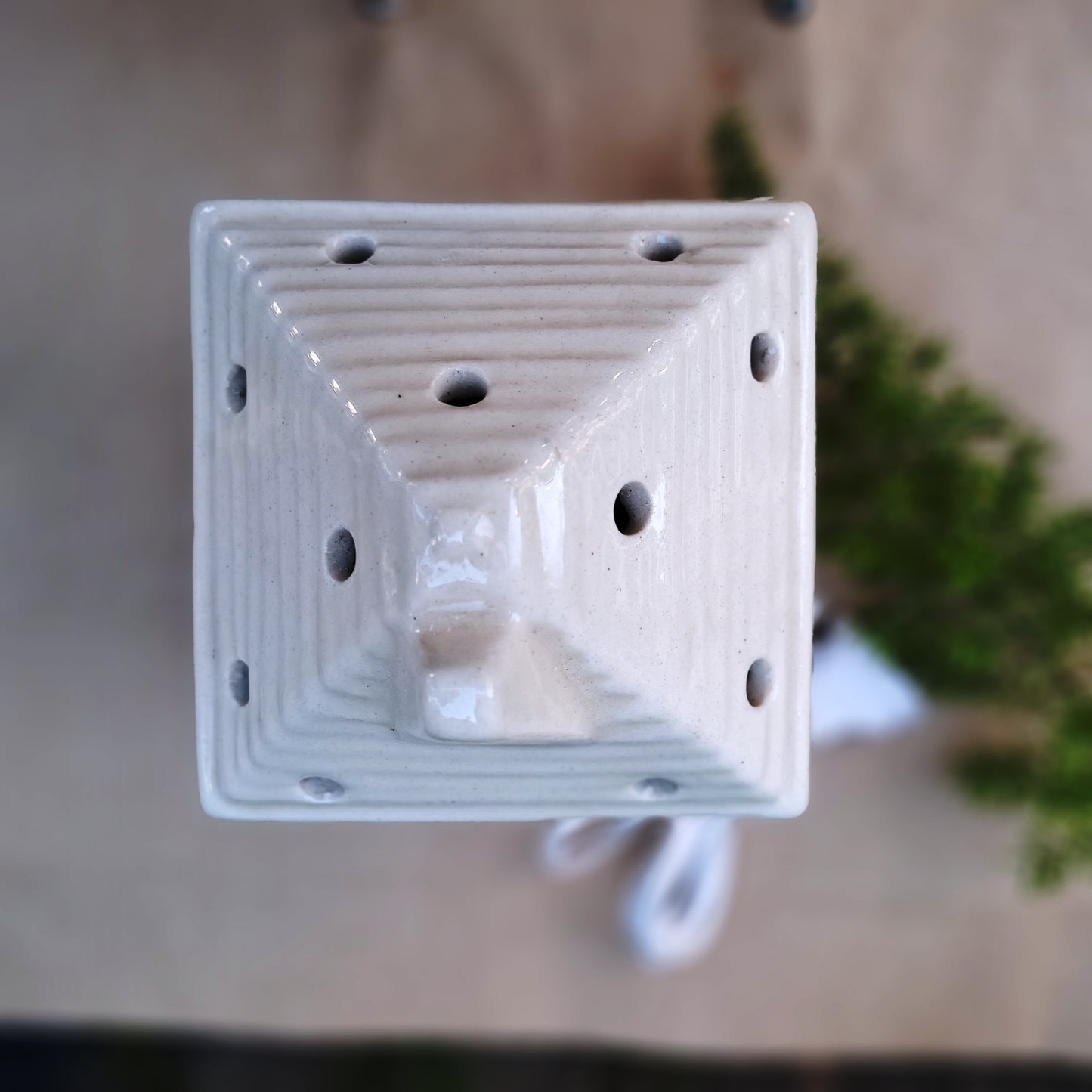 CERAMIC HUT SHAPED ELECTRIC DIFFUSER